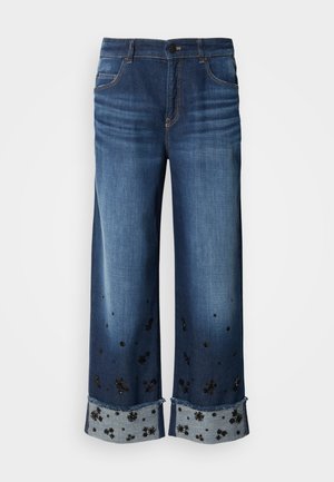Jeans blu a gamba larga con ricami floreali scuri vicino ai risvolti e chiusura con bottoni neri in vita.