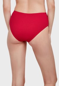 Červené bikinové dno s vysokým pasem vyrobené z žebrovaného materiálu, s hladkým povrchem a středním střihem po stranách.