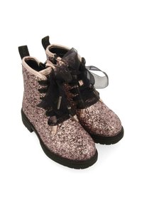 Botas de tobillo rosas brillantes con diseño de cordones negros, parte superior de textil suave, acentos de cinta y suela de goma texturizada.