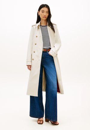 Tommy Hilfiger GOLD-TONE BUTTON SLIM TRENCH COAT - Trentšmantel - light silt