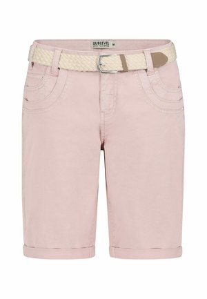 Hellrosa knielange Shorts mit umgeschlagenen Säumen, Vordertaschen, Gürtelschlaufen und einem gewebten beigen Gürtel mit silberner Schnalle.
