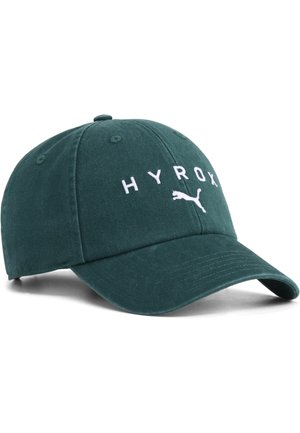 Donkergroene baseballpet met gebogen klep, geborduurd met "HYROX" en Puma-logo in het wit aan de voorkant in het midden.