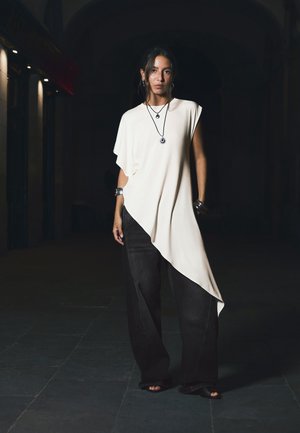 Bershka, ASYMMETRIC LONG - T-SHIRT - T-shirts print - white