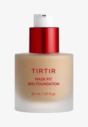 Foundationflaska med en matt beige kropp, röd metallkapsyl och vit dispenser. Texten lyder "TIRTIR MASK FIT RED FOUNDATION" och volym.