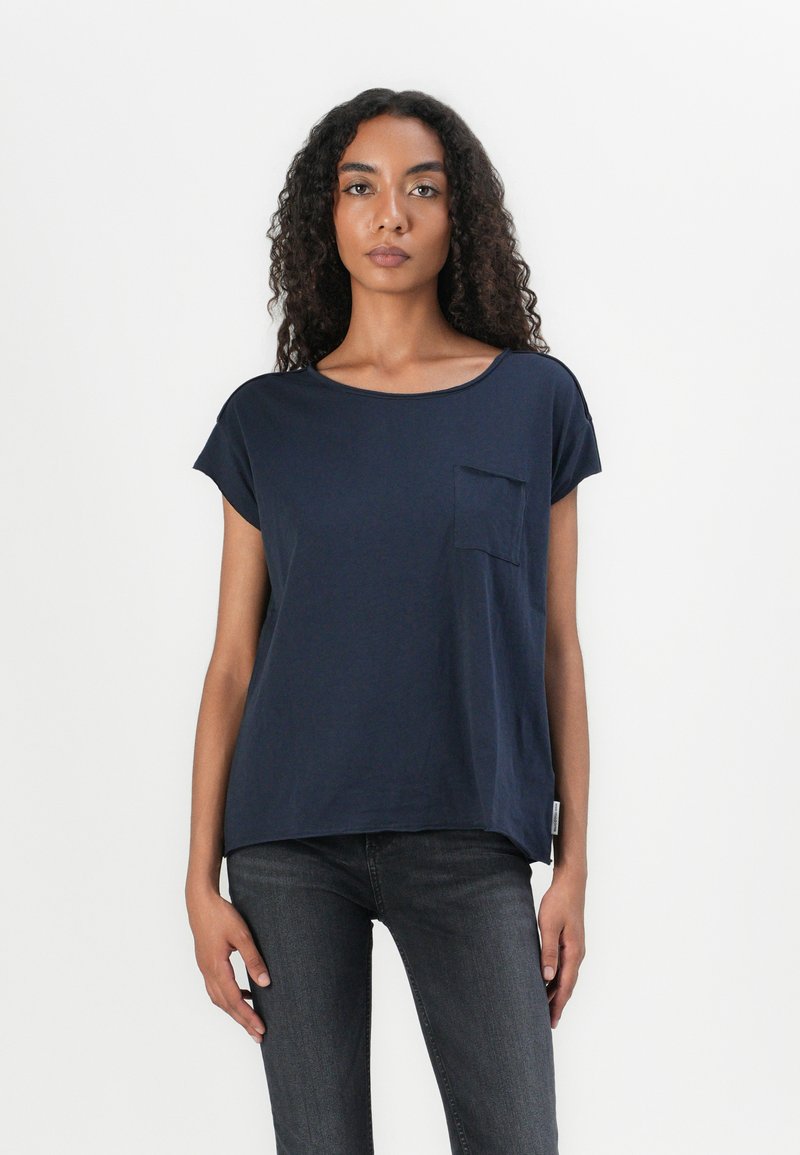 T-shirt bleu marine à manches courtes en tissu doux, doté d'une poche simple sur la poitrine gauche et d'une coupe décontractée.