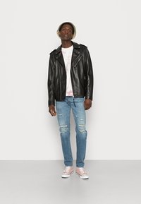 YOUNG POETS Casaco de couro - black