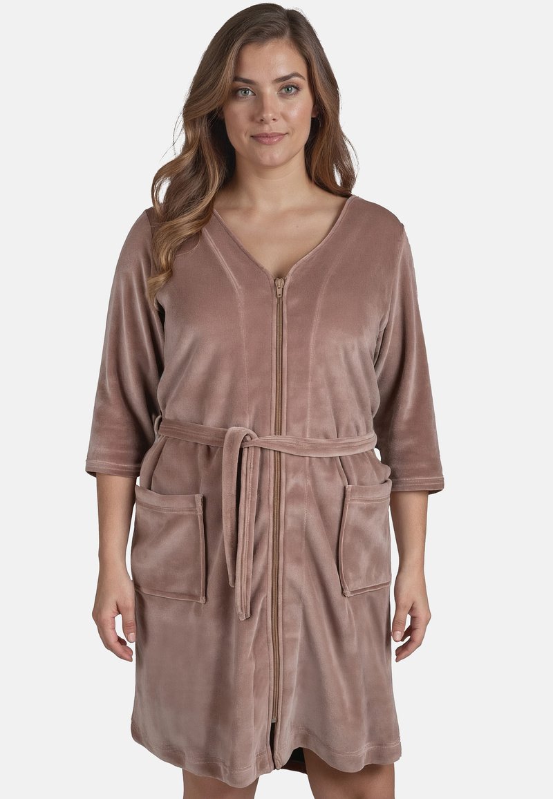 Accappatoio con zip in morbido velluto rosa con maniche a tre quarti, vita con legatura e due tasche anteriori. Texture liscia e vestibilità rilassata.