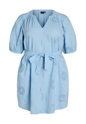 Svetlo modra obleka s kratkimi rokavi z vezenjem cvetličnega očesca, V-izrezom, nabranimi rokavi in pasom iz istega blaga, zavezanim v pasu.