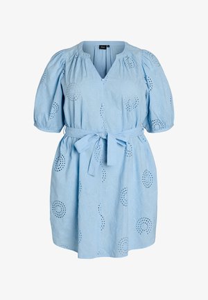 Robe courte bleu clair à manches courtes avec broderie florale en œillet, encolure en V, manches bouffantes, et ceinture assortie en tissu nouée à la taille.