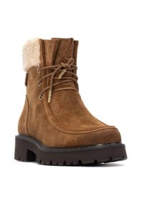 Botas de ante marrón a la altura del tobillo con un puño de borreguillo, punta redonda, cordones en la parte delantera y una suela de goma texturizada con un dibujo pronunciado.