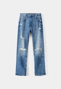 Světle modré denimové džíny s volným střihem, které mají obnošené oblasti, detaily s kapkami barvy a rovné nohavice. Design s pěti kapsami.