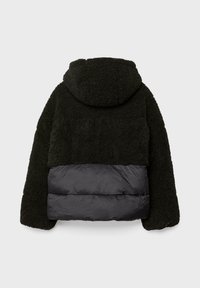 Črna jakna s kapuco, z zgornjim delom iz puhastih tkanin in spodnjim delom iz gladkega, odejanega materiala. Dizajn ponuja kontrasten izbor materialov.