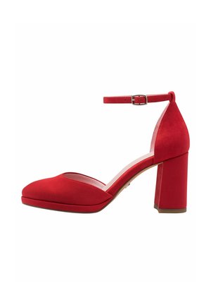 Roter Wildleder-Pumps mit hohem Absatz, abgerundetem Zehenbereich, breitem Blockabsatz und Knöchelriemen mit Metallschnalle. Glatte Textur und minimalistisches Design.