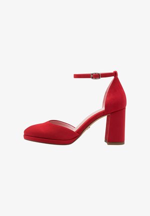 Roter Wildleder-Pumps mit hohem Absatz, abgerundetem Zehenbereich, breitem Blockabsatz und Knöchelriemen mit Metallschnalle. Glatte Textur und minimalistisches Design.