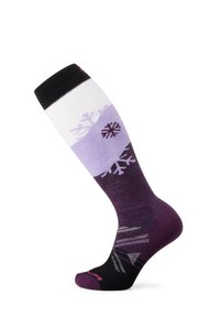 Kniestrümpfe mit einem Schneeflockenmuster in verschiedenen Lila- und Weißtönen, mit einem schwarzen oberen Teil und einem pinken Logo auf der Sohle. Weicher Stoff.