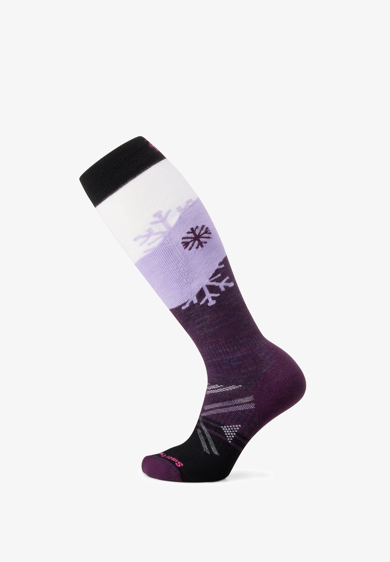 Kniestrümpfe mit einem Schneeflockenmuster in verschiedenen Lila- und Weißtönen, mit einem schwarzen oberen Teil und einem pinken Logo auf der Sohle. Weicher Stoff.