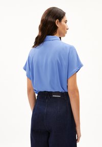 ARMEDANGELS LARISAANA - Overhemdblouse - blue bloom