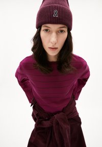 ARMEDANGELS MARYNA FINE STRIPE - Langarmshirt - cherry juice cranberry juice