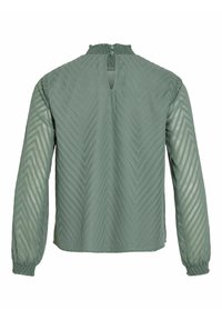 Blouse à manches longues vert sauge avec motif chevron texturé, col montant smocké, fermeture à boutons et poignets élastiques, vue de dos.