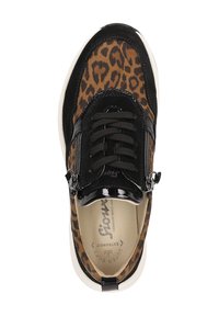 Leopardenmuster-Sneaker mit einer zehenkappe aus schwarzem Lackleder, Schnürdesign und Reißverschluss an der Seite. Weiches Innenfutter, weiße Außensohle.