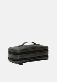 Sac rectangulaire vert olive avec une surface lisse et brillante, double zip et une poignée supérieure pour un transport facile.