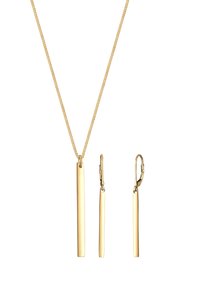 Smykkesæt i guldfarvet metal inklusive en lang, flad vedhængshalskæde og matchende øreringe med enkle klik-låse og glatte teksturer.