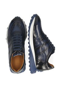 Dunkelblaue Leder-Sneaker mit Brogue-Details, Schnürverschluss und kontrastreicher Außensohle. Abgerundete Zehenpartie und gepolsterter Innenraum.