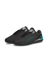 Des chaussures de sport noires avec un matériau lisse, dotées d'accents turquoise, de détails perforés et d'un design épuré. Semelle en caoutchouc et fermeture à lacets.