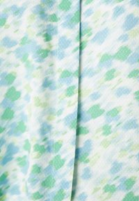 Texturiertes Gewebe mit einer hellblauen und grünen Farbpalette, das ein sanftes, abstraktes Muster aus verstreuten Formen und Farbtönen zeigt.