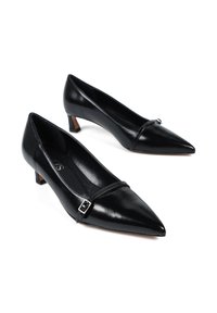 Czarne skórzane szpilki z ostrym noskiem i niskim słupkiem, z ozdobnym paskiem z akcentem w postaci srebrnej klamry. Gładka tekstura i elegancki design.