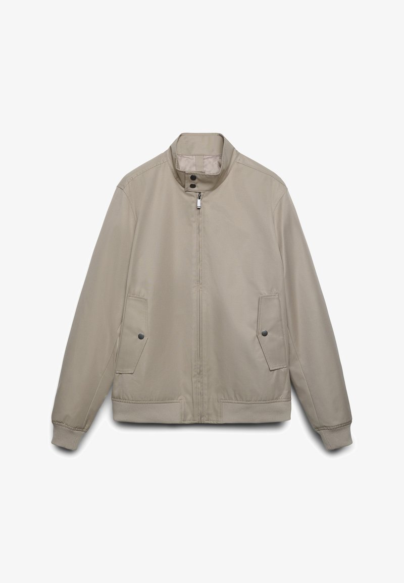 Giacca beige in tessuto liscio, con colletto alla coreana, zip frontale, due tasche laterali con chiusura a scatto e orlo a costine.