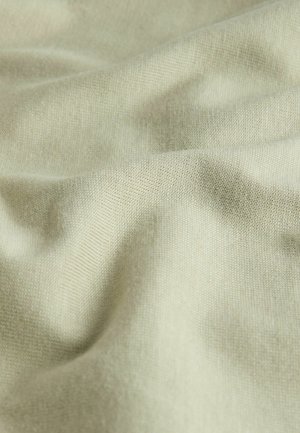 Šviesiai žalia medžiaga su lygiu paviršiumi ir smulkia pynimo struktūra, demonstruojanti minkštą kritimą ir subtilius spalvos niuansus.