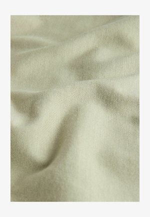 Világoszöld szövet sima textúrával és finom szövésű mintázattal, lágy redőzéssel és enyhe árnyalatkülönbségekkel.