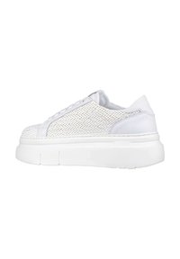 Sneaker bianchi con tomaia in rete testurizzata e accenti in pelle liscia. Suola bianca spessa che offre altezza e comfort. Design semplice con lacci.