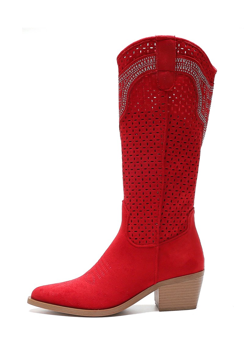 Stivali da cowboy in suede rosso con upper perforato, dettagli di design western, punta affilata e tacco in legno impilato.