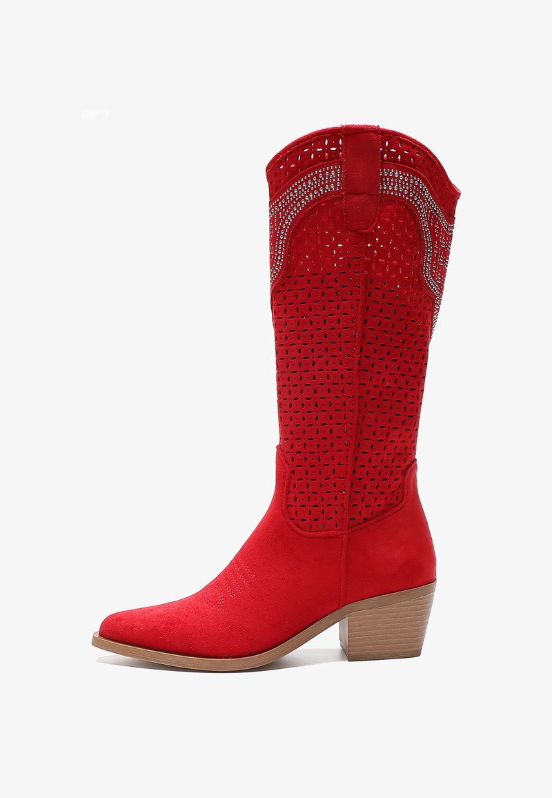 Rote Wildleder-Cowboyboots mit perforiertem Obermaterial, Akzenten im westlichen Design, spitzer Zehenpartie und gestapeltem Holzabsatz.