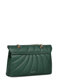 Zelená kabelka vyrobená z hladké kůže, s prošívaným designem, zlatými kovovými detaily a řetízkovým popruhem. Logo značky ražené na přední straně.