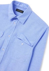 Hellblaues Button-up-Hemd aus leichtem Stoff mit spitzem Kragen, zwei Brusttaschen und einem Etikett mit der Aufschrift "PIOMBO."