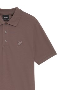 Polo marrón hecho de tela suave, con cuello tipo camisa, tres botones y un logo bordado en el lado izquierdo del pecho.