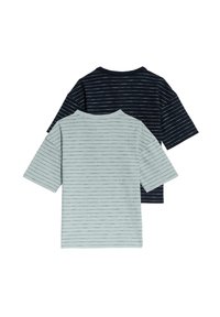 Två kortärmade t-shirts, en i ljusblå och en i marinblå, båda med tunna vita horisontella ränder och rundad halsringning.