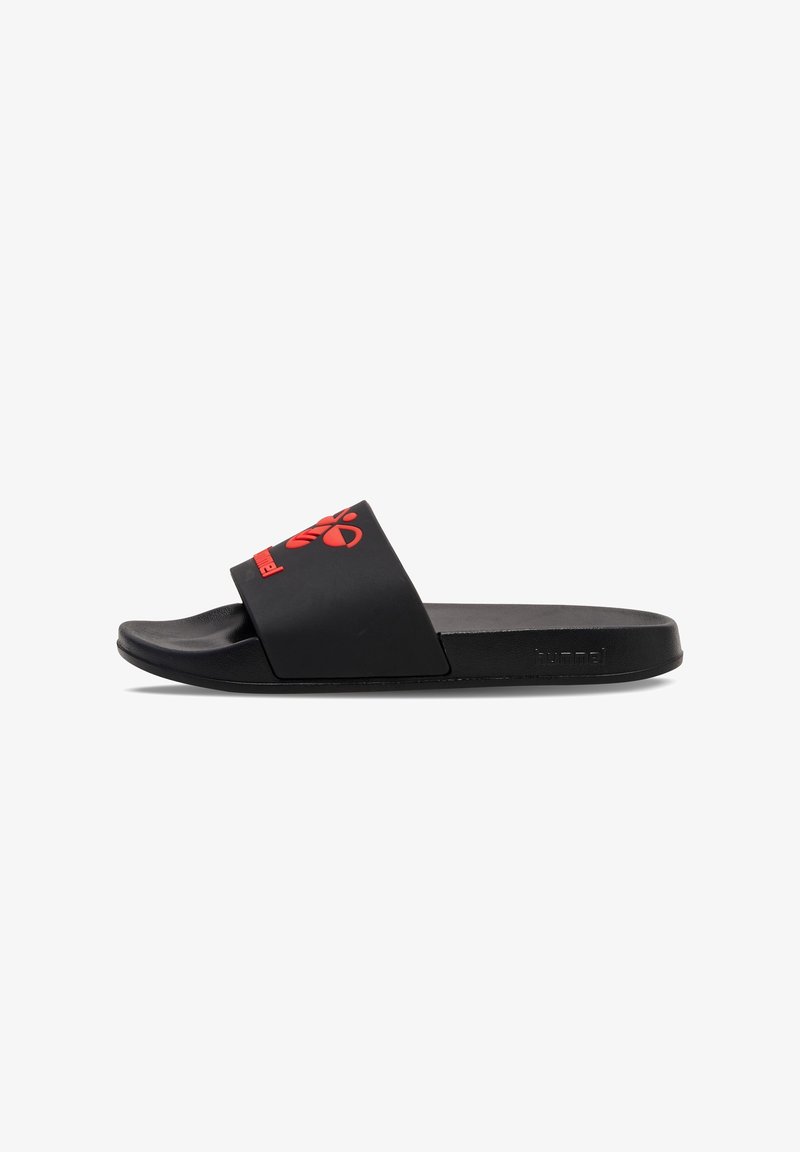 Sandale slide noire avec une large bride comportant un logo d'abeille stylisée rouge et le nom de la marque, semelle plate, vue de côté.