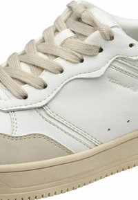 Sneaker bianchi e beige in materiale sintetico, con accenti testurizzati, lacci rotondi e suola in gomma con battistrada decorato.