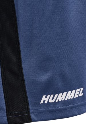 Blåt sportstof med sort mesh sidepanel og hvidt HUMMEL-logo trykt nær kanten.