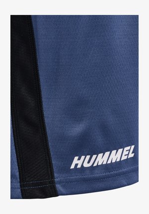 Blåt sportstof med sort mesh sidepanel og hvidt HUMMEL-logo trykt nær kanten.