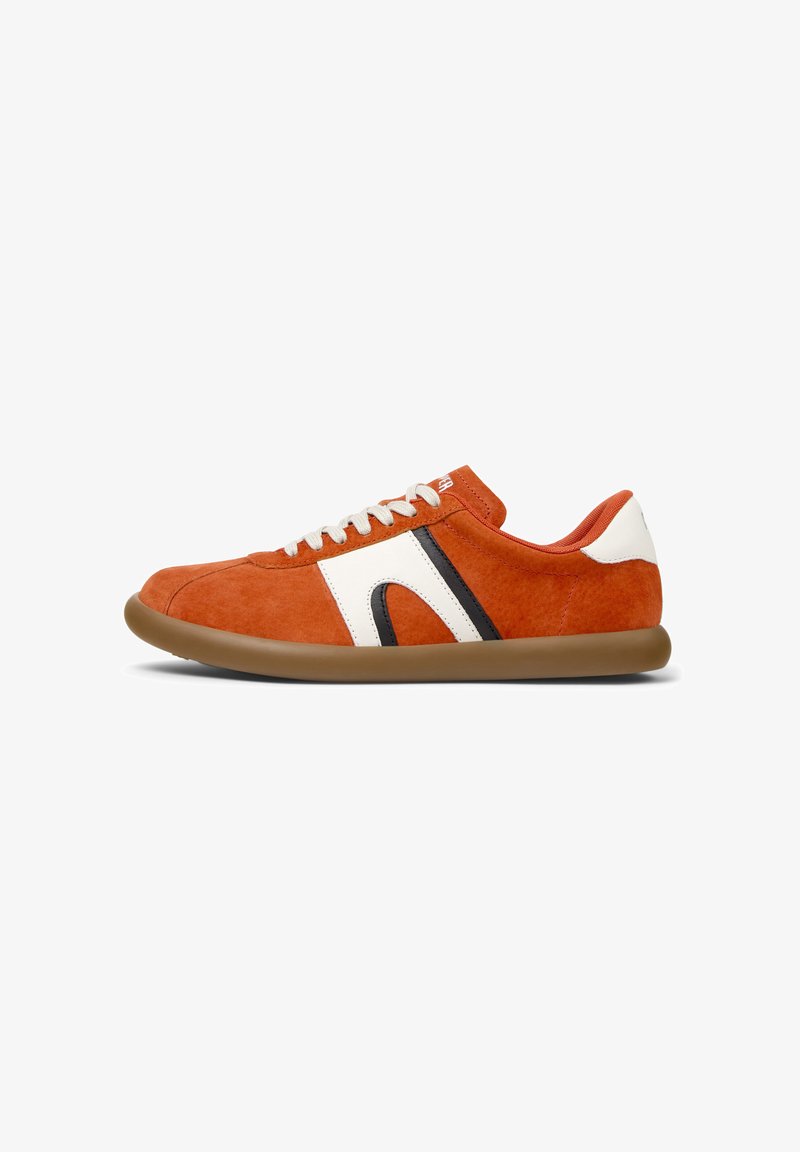 Zapatillas de ante naranja con rayas blancas y negras, suela de goma beige, puntera redonda y cordones en contraste. Diseño minimalista.