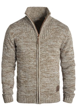 Hellbrauner Strickpullover mit hohem Kragen, vollem Reißverschluss, gerippten Bündchen und strukturiertem Muster. Verfügt über ein Logopatch an der unteren Seite.