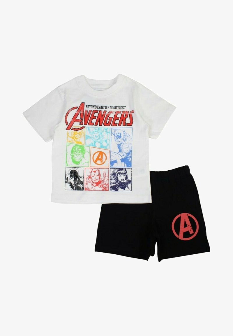 T-shirt en coton blanc avec des carrés graphiques colorés des Avengers ; associé à un short noir affichant un logo Avengers rouge sur la jambe.