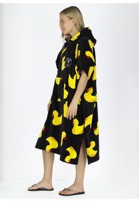 Poncho asciugamano nero con cappuccio, decorato con motivi di paperelle di gomma gialla, tasca frontale, lati aperti e texture morbida. Adatto per l'uso in spiaggia o in piscina.