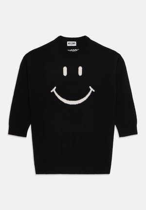 Czarny sweter Moschino z dużym białym uśmiechniętym nadrukiem na przodzie i okrągłym kołnierzem.
