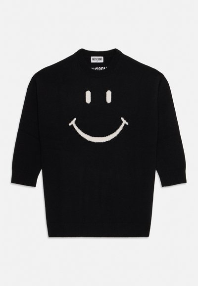 Pulover negru Moschino cu un mare design alb cu față zâmbitoare în față și guler rotund.